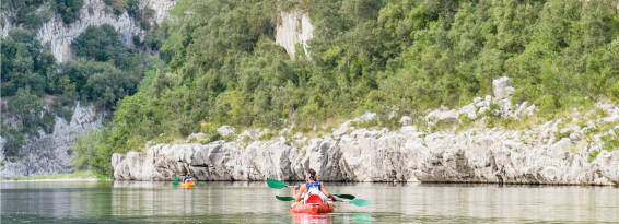 naviguer dans les gorges de l'Ardèche