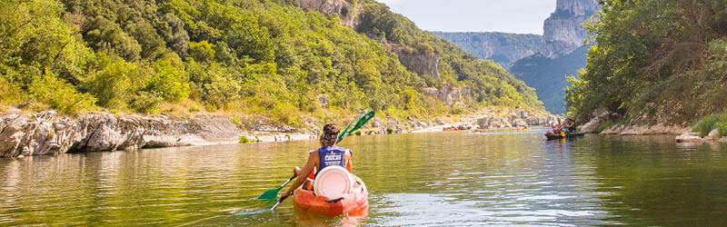 Couple naviguant dans les gorges de l'Ardèche grâce à canoe malin