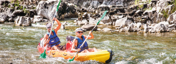 couple traversant un rapide en canoe