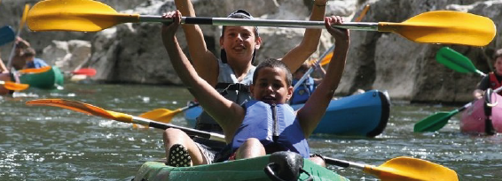 enfants en canoe